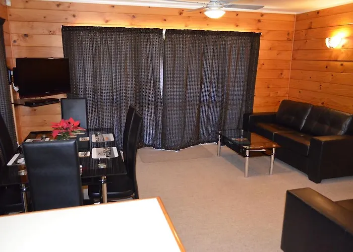 Cedarwood Lakeside Motel&conference Venue 4*