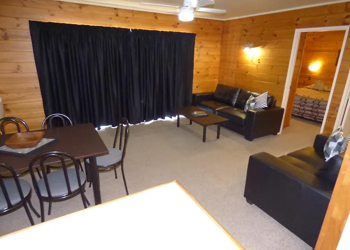 Cedarwood Lakeside Motel&conference Venue 4*